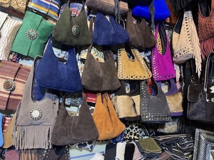 Sac bandoulière classique en daim pour femme avec franges, fait main, choix multicolore - Product Image 6