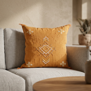 Housse de coussin en soie jaune moutarde, faite à la main, personnalisable, carrée, bohème, brodée, avec fermeture enveloppe, motif géométrique, décoration intérieure - Product Image 1