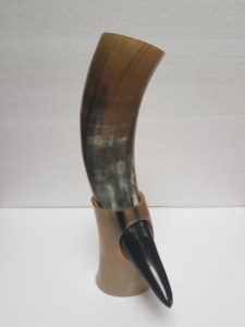 Support pour corne à boire viking fait main de haute qualité, corne naturelle inspirée du style médiéval, mug nordique, cadeau décoratif, taille personnalisée, fête personnalisée - Product Image 5