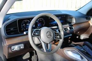 Mercedes-Benz GLE 2020 con asientos panorámicos de cuero con techo solar y dirección izquierda bien usados - Product Image 3