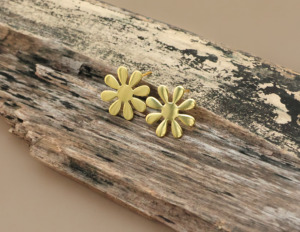 Pendientes de flor de Margarita chapados en oro de 18K | Bonito y elegante diseño floral para mujer - Product Image 2