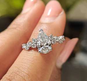 Bague de fiançailles classique en moissanite taille poire 1 carat, or blanc massif 18 carats, sans nickel, sans plomb, clarté VVS1/VVS2/VS1 - Product Image 1