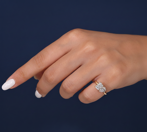 Bague de fiançailles Toi et Moi en diamant de laboratoire 1,55 carat, taille poire radiant, VVS2, certifiée IGI, plaqué rhodium or jaune, vente en gros - Product Image 5