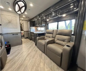 ผู้ขายที่ได้รับการยืนยันสำหรับรถบ้านมือสอง Fleetwood PACE ARROW 35S ปี 2020 พร้อมสำหรับการเดินทาง - Product Image 3