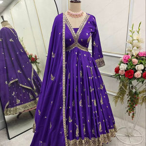 Conjunto de vestido bordado de seda Chinon de diseñador listo para usar para fiestas y bodas, incluido pantalón y Dupatta - Product Image 1