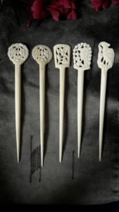 Bâtons de cheveux sculptés à la main sur mesure d'accessoires pour cheveux en bois d'os de buffle pour la revente par magasin - Product Image 6