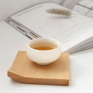 Juego de posavasos de madera natural maciza, construidos para una resistencia al calor confiable, perfectos para la comedor del hogar en el día a día. - Product Image 1