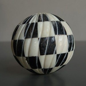 Boule décorative en résine sur mesure avec incrustation, motif traditionnel noir et blanc pour la décoration intérieure - Product Image 1