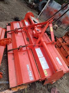 Pour tracteur à roues 4WD Tracteur agricole compact avec moteur et boîte de vitesses 233 HP - Product Image 6