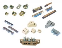 Kit d'assemblage de panneau avec outils de routage de câbles matériels et bandes d'étiquetage pour systèmes électriques organisés