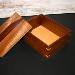 Boîte de rangement en bois faite à la main avec couvercle boîte organisateur en bois naturel conteneur décoratif en bois pour la maison et le bureau - Product Image 3