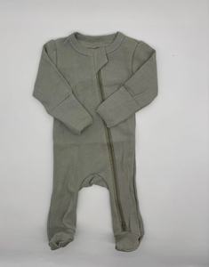 Vente en gros de vêtements pour bébés Barboteuse de luxe biologique douce côtelée Bébé filles et garçons 0-6 mois Vêtements de nuit Combinaison hiver Style décontracté - Product Image 2