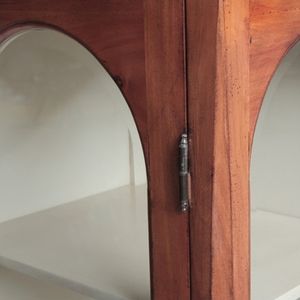 La serie 1424 de armarios infantiles está hecha de madera de caoba y cuenta con seis estantes con puertas de vidrio transparente. - Product Image 6