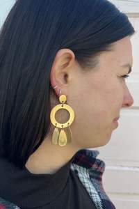 Boucles d'oreilles tendance en métal plaqué or, laiton mat et polonais Boucles d'oreilles multi-formes à breloques faites à la main Bijoux BY HF CRAFTS - Product Image 3