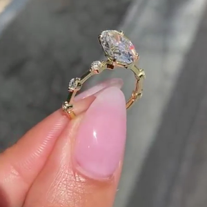 Bague en diamant de laboratoire certifiée IGI 2,60 carats, ovale, couleur D-E-F, avec pierres d'appoint VVSVS - Product Image 3