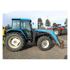 Tractor listo para el campo con cabina, enganche frontal, controles remotos duales y transmisión de transporte eléctrico para un funcionamiento sin problemas - Product Image 1