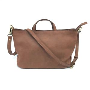 Sac à bandoulière et fourre-tout en cuir marron fabriqué à la main avec un design minimaliste et une durabilité intemporelle - Product Image 1