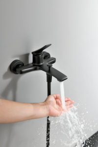 <span class=keywords><strong>Douche</strong></span> murale <span class=keywords><strong>de</strong></span> haute qualité en laiton noir pas cher baignoire <span class=keywords><strong>cabine</strong></span> <span class=keywords><strong>de</strong></span> <span class=keywords><strong>douche</strong></span> ensemble <span class=keywords><strong>de</strong></span> système <span class=keywords><strong>de</strong></span> <span class=keywords><strong>douche</strong></span> à une main - Product Image 2