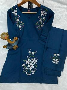 Ensemble coordonné ethnique indien Rama Green de qualité supérieure avec un travail de broderie exquis et un pantalon droit confortable - Product Image 4