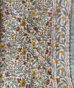 Sábanas Indias Kantha Hechas a Mano, Orgánicas, Reversibles, con Estampado Floral Gris, Tamaño King, 100% Algodón, para Uso en el Hogar y Hoteles - Product Image 3