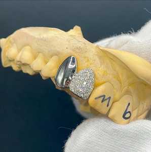 Moissanite en argent personnalisé Diamant Grillz Shine Bright avec Bling glacé pour les batailles de rap, les clips et la mode streetwear - Product Image 1