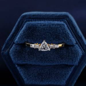 Anillo de oro amarillo de 14 quilates con trillones y corte de Baguette, Diamante cultivado en laboratorio, venta al por mayor, Diamante cultivado en laboratorio pequeño en ajuste de punta para ella - Product Image 3