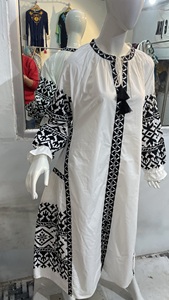 Robes longues personnalisées de créateur ukrainien brodé, tenue de fête à col en V avec ceinture tissée, tissu lavable à la taille - Product Image 2