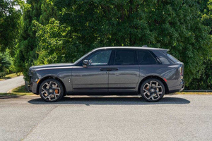 Rolls-Royce Cullinan Black Badge 2025 d'occasion – SUV de luxe haut de gamme avec sièges arrière exécutifs, éclairage et système d'infodivertissement de haute technologie – Importé du Japon - Product Image 2
