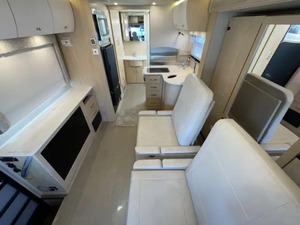 Unidad de viaje L-e-i-s-u-r-e T-r-a-v-e-l U24MB usada del 2016 lista para la venta - Product Image 6