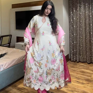 Ensemble de costume en soie chinon avec dupatta, broderie de sequins, coupe droite naturelle, haut et bas - Product Image 1