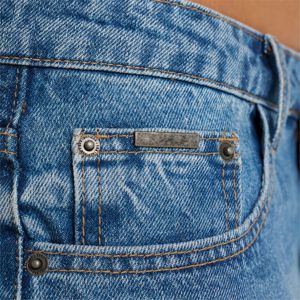 กางเกงยีนส์ขาตรงระบายอากาศสำหรับผู้ชายทรงตรงเข้ารูปปกติกางเกงยีนส์สีน้ำเงินทรงหลวมใส่สบายสูงสุดและทันสมัยทำจากโลหะ - Product Image 3