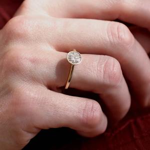 Anillo de Diamante Cultivado en Laboratorio de Corte Redondo de Lujo, Anillo de Compromiso de Plata 925, Diseño Elegante, Alta Calidad, Proveedor Mayorista en Línea - Product Image 5