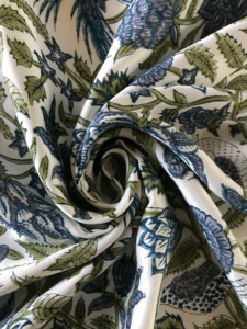 Tissu en coton imprimé à la main, motif paon et floral de style Mughal |   Tissu ethnique indien bleu-vert - Product Image 3