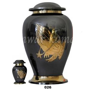 Urnes de crémation en métal de concepteur unique gravées priant des mains urnes de crémation en laiton pour des cendres humaines - Product Image 1