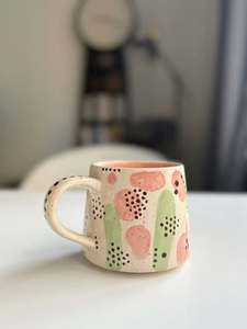Tasse unique de style moderne Tasse en céramique à fleurs Pince à la main Asymétrique Peinte à la main Tasse à café à marque mignonne - Product Image 3
