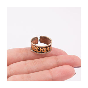 Anillo de dedo con incrustaciones de Om Mani Chapado en cobre, estilo clásico redimensionable, símbolo espiritual, joyería, forma personalizable/patrón Unisex - Product Image 1
