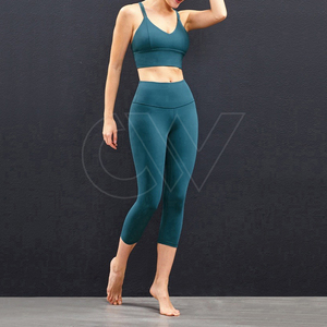 Ensemble de yoga pour femmes hautement personnalisé Caractéristique de séchage rapide Coupe étroite Motif solide 2 pièces Polyester/coton Respirant Écologique - Product Image 5
