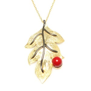 Colgante de Plata de Ley 925 Hecho a Mano con Diseño de Hoja y Engaste de Coral Amarillo-Rojo, Joyería de Platino con Patrón Numérico - Product Image 1