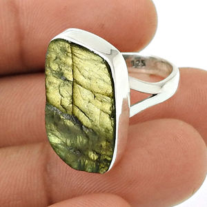 Piedra preciosa de labradorita en bruto Plata de Ley 925 Anillo de aspecto elegante Joyería hecha a mano Precio de fábrica directo Proveedores al por mayor India - Product Image 1