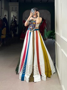 Rayonne pure colorée blanche avec gota patti Navratri Cowrie Touch Up Lehenga Choli - Product Image 6