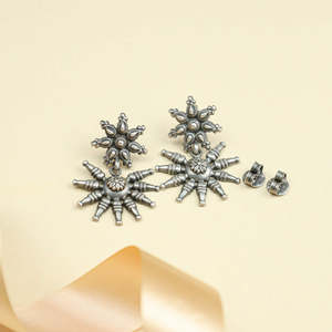 Pendientes Colgantes Tridha Vintage con Diseño Floral Tribal en Plata 925 y Baño de Oro, con Perla como Piedra Principal y Diseño de Araña - Product Image 3