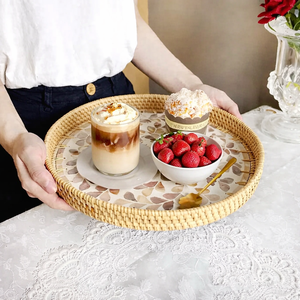 Plateau de service élégant en résine polie avec poignées robustes, texture tissée naturelle, incrustation de nacre, vaisselle élégante - Product Image 1
