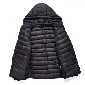 Blouson matelassé léger pour homme en noir avec capuche, imperméable, chaud, pour l'extérieur et les occasions décontractées - Product Image 5