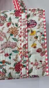 Bolso de mano Multicolor Reversible de algodón acolchado, estampado a mano, ecológico, sostenible, para compras, playa, fin de semana, abierto - Product Image 4