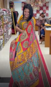 Saree en Georgette de guimauve en soie lourde avec impression numérique de feuilles partout effet BRASSO chemisier formel parfaitement assorti pour les fêtes - Product Image 3