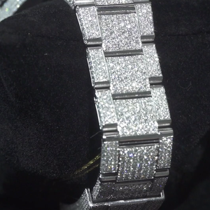 Montre de luxe unisexe personnalisée de 42 mm en acier inoxydable avec cadran en verre, mouvement à quartz, résistante à l'eau, sertie de diamants en moissanite - Product Image 4