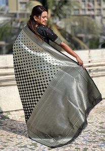 Sari Banarasi noir doux avec motif 3D en zari, pour les fêtes et les festivals, traditionnel indien, toutes saisons, sans plis - Product Image 2