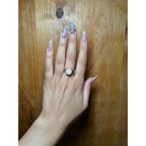 แหวนเงินแท้ประดับเปลือกหอยสีชมพูทำมือแบบนาวาโฮ ขนาด 8.75  ประดับเปลือกหอยเป็นหินหลัก เหมาะสำหรับเป็นของขวัญ - Product Image 4