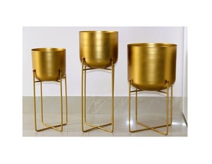 Ensemble de 3 jardinières décoratives dorées anciennes avec support en métal doré, de grande qualité au meilleur prix - Product Image 6