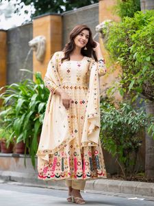 Robe de mariée indienne Style ethnique lourd Chinon soie avec broderie séquentielle travail fantaisie Anarkali robe avec pantalon Dupatta - Product Image 3